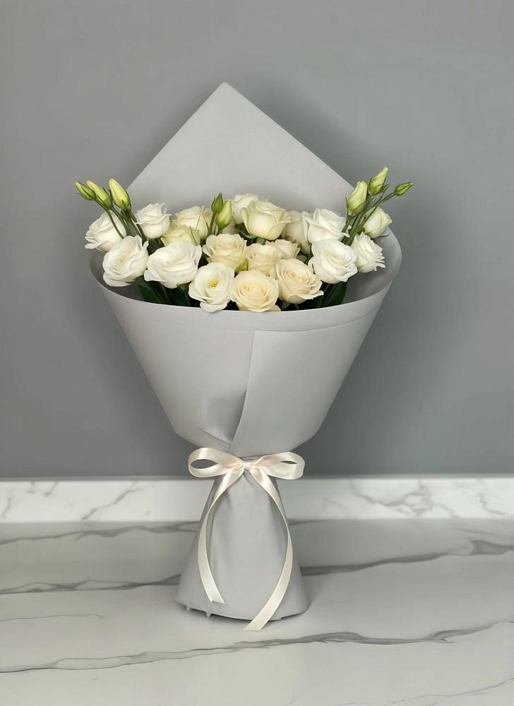 Букет цветов из: Розы и Лизиантусы в Новоселки