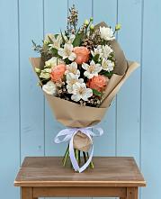 Букет цветов из:  Альстромерии, Лизиантусы, Розы и Хризантемы в Новоселки