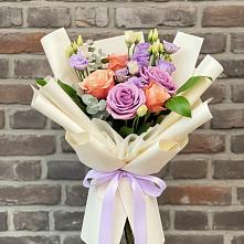 Букет цветов из:  Лизиантусы и Розы в Новоселки