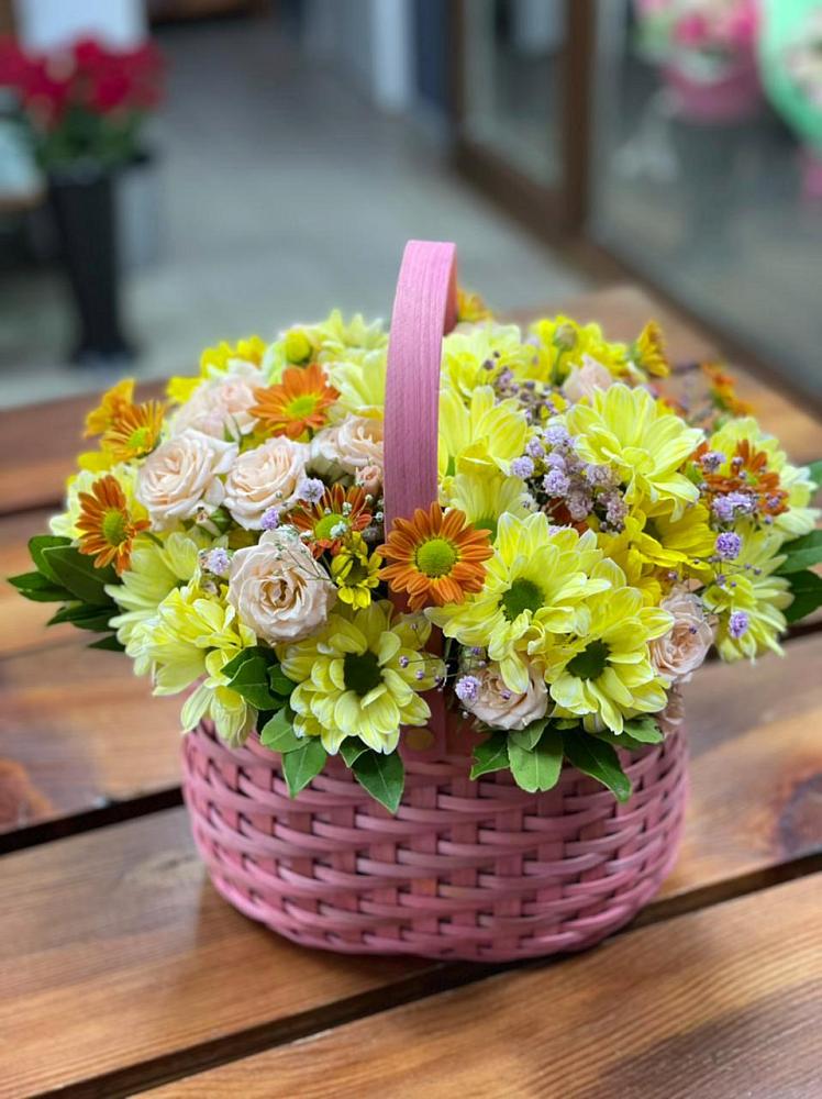 Цветочная композиция из Хризантемы и Розы в корзине в Новоселки