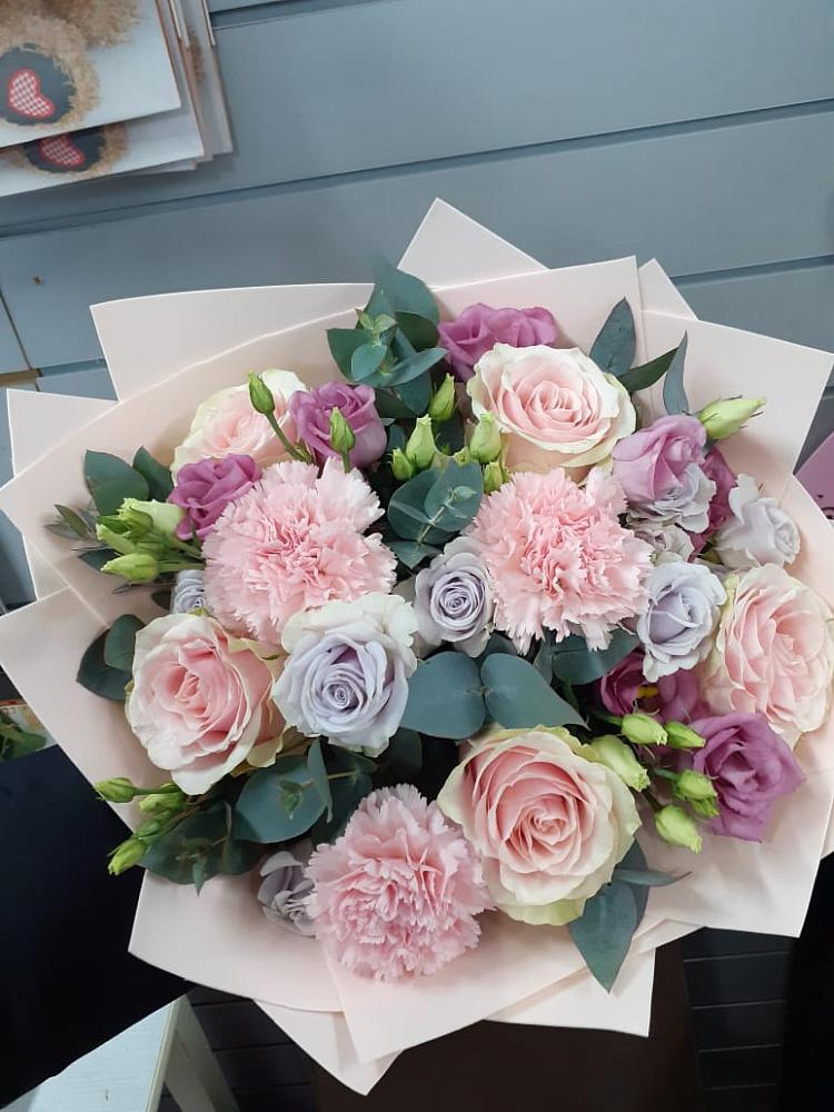 Букет цветов из: Розы, Гвоздики и Лизиантусы в Новоселки